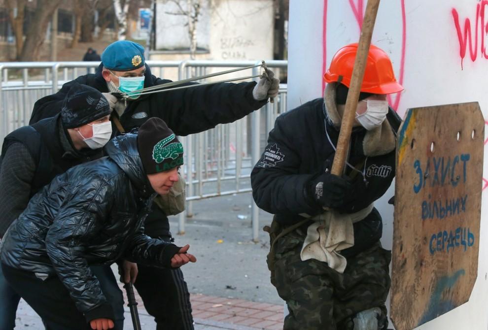 1342148 990x670 17 впечатляющих кадров вооруженных столкновений в Киеве