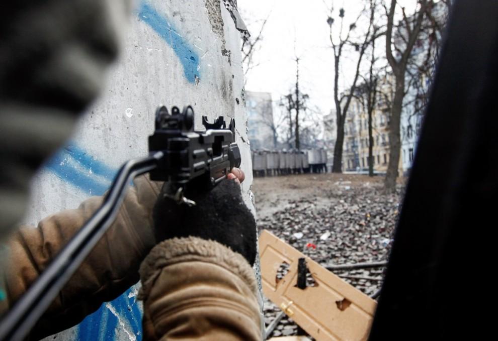 1342159 990x679 17 впечатляющих кадров вооруженных столкновений в Киеве