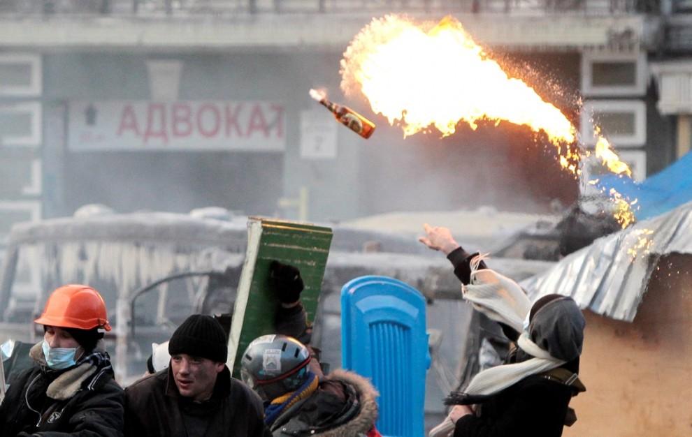 1342167 990x626 17 впечатляющих кадров вооруженных столкновений в Киеве