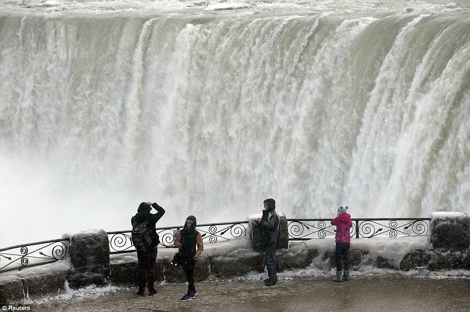 article 0 1A81297B00000578 60 964x640 10 завораживающих фото замерзшего Ниагарского водопада