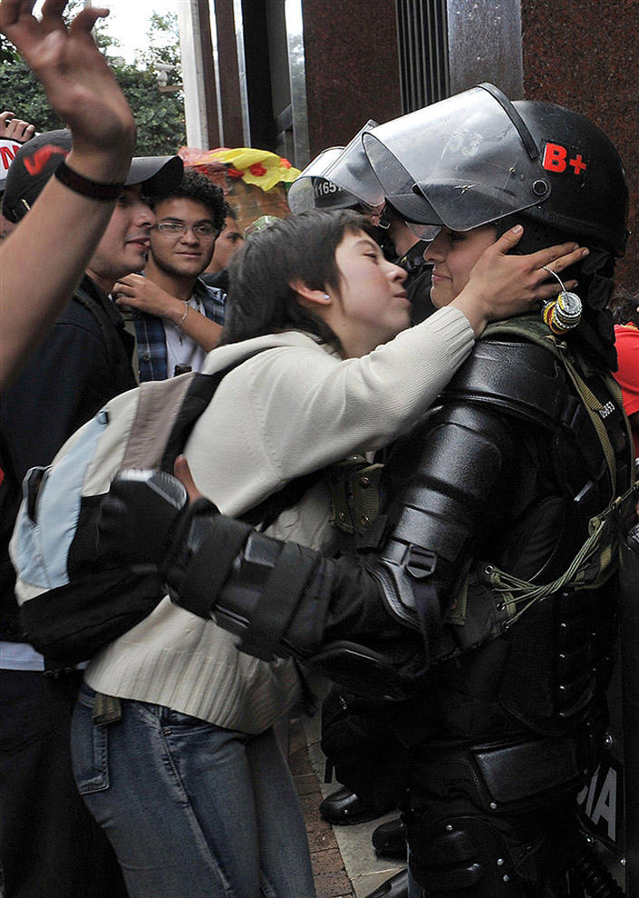 compassionoverviolence02 30 фотопримеров человеческого сострадания во время акций протеста