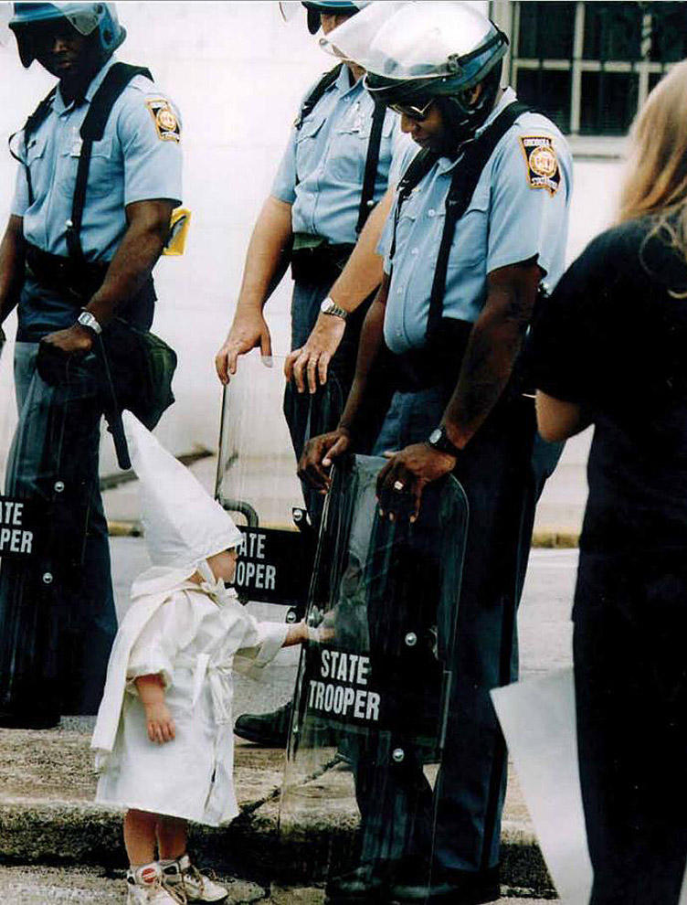 compassionoverviolence09 30 фотопримеров человеческого сострадания во время акций протеста