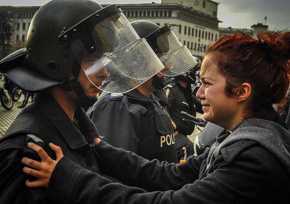 compassionoverviolence13 30 фотопримеров человеческого сострадания во время акций протеста