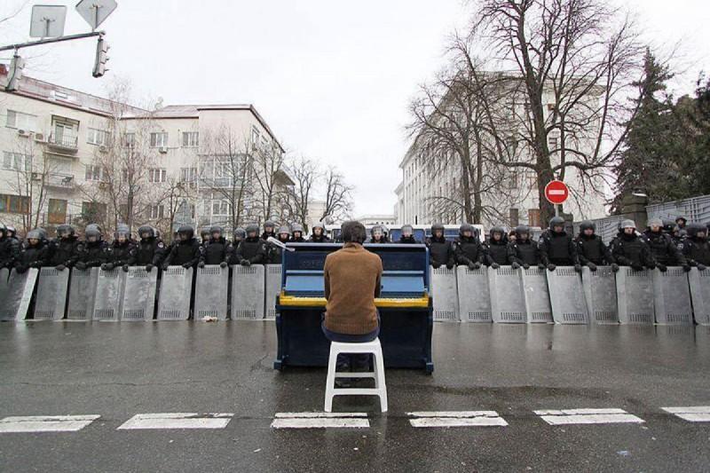piano 800x533 30 фотопримеров человеческого сострадания во время акций протеста