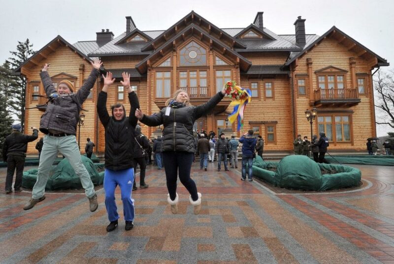 Mezhyhirya01 800x537 Резиденция украинского народа в Межигорье
