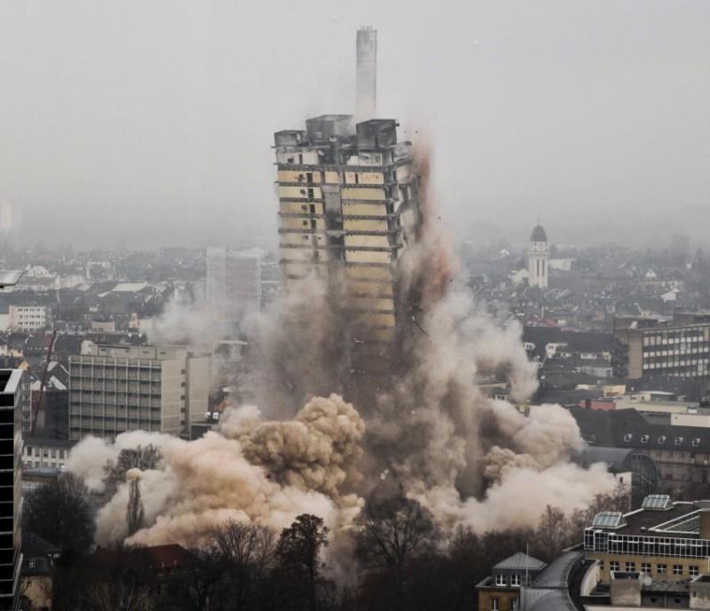 demolishion02 800x688 В Германии взорвали 116 метровый небоскреб