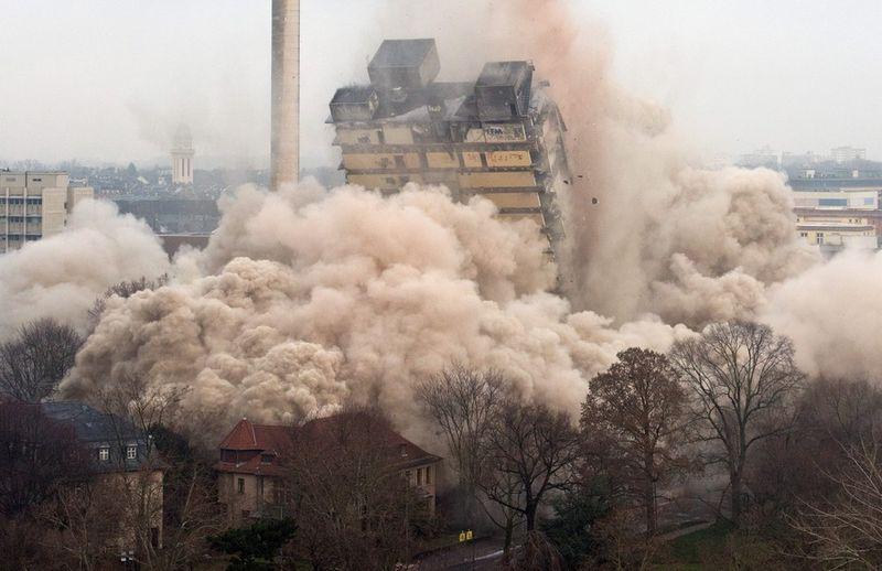 demolishion03 В Германии взорвали 116 метровый небоскреб