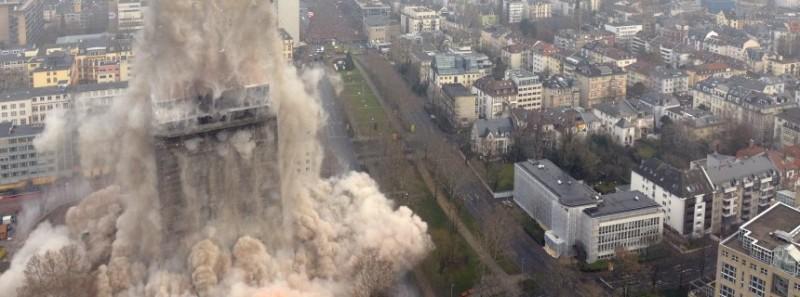 demolishion05 800x297 В Германии взорвали 116 метровый небоскреб