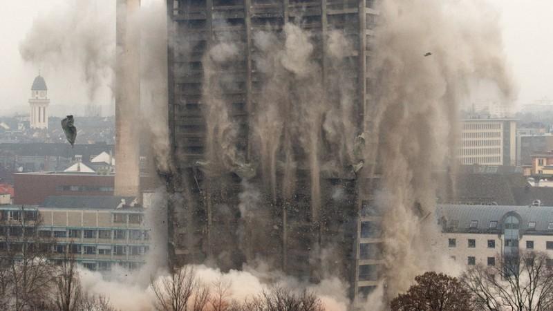 demolishion06 800x450 В Германии взорвали 116 метровый небоскреб