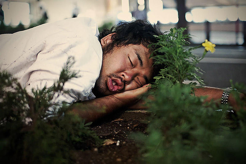 sleepingjapan03 Изнуренные работой жители Токио, спящие на улице