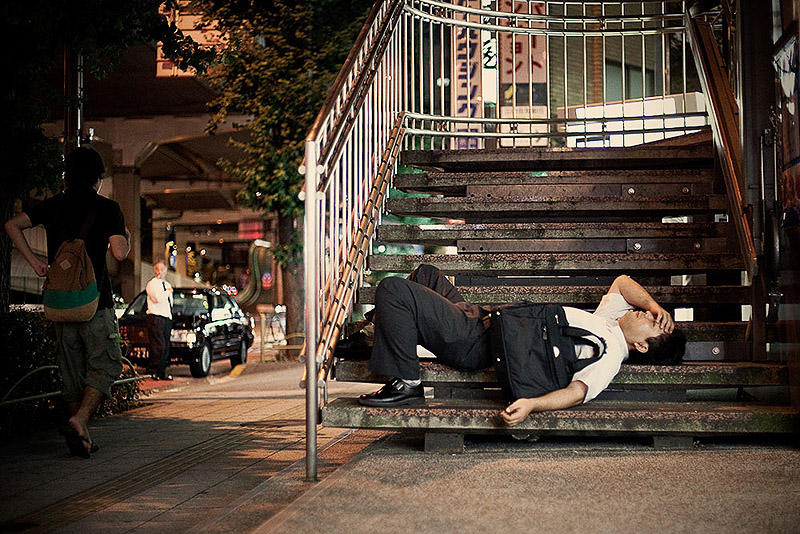 sleepingjapan04 Изнуренные работой жители Токио, спящие на улице