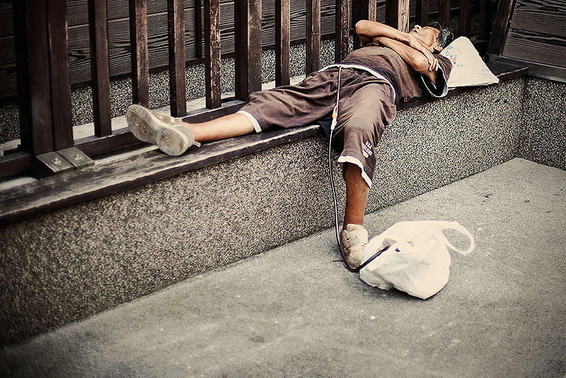 sleepingjapan05 Изнуренные работой жители Токио, спящие на улице