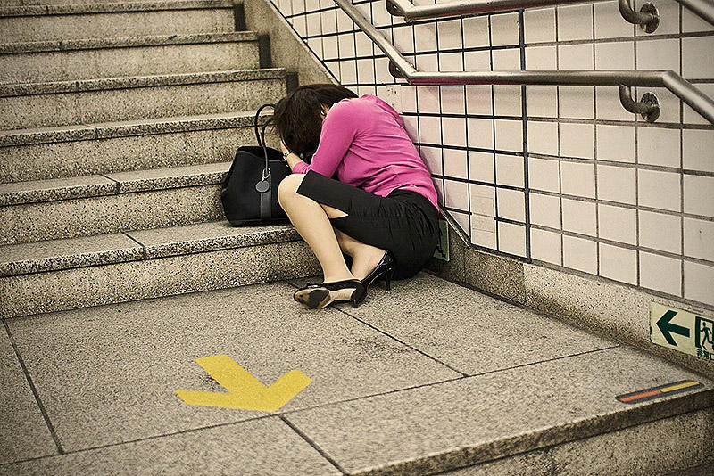 sleepingjapan06 Изнуренные работой жители Токио, спящие на улице