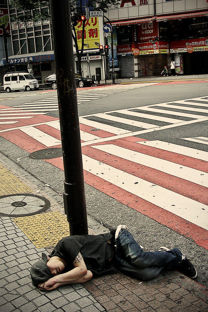 sleepingjapan07 Изнуренные работой жители Токио, спящие на улице