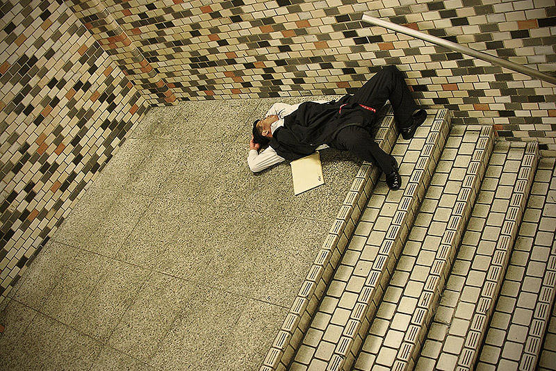 sleepingjapan09 Изнуренные работой жители Токио, спящие на улице