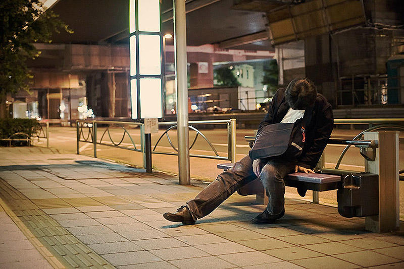 sleepingjapan10 Изнуренные работой жители Токио, спящие на улице
