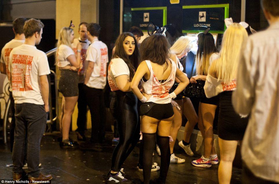 Carnage12 Полуголые пьяные студенты Британии   вот как прошла Бойня 2014