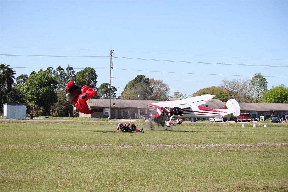 crash04 Невероятные фотографии столкновения самолета и парашютиста