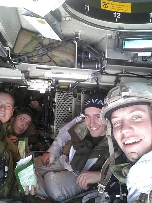 militaryselfie17 Коллекция фотографий солдат из разных стран стала настоящим хитом в социальных сетях