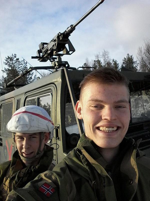 militaryselfie21 Коллекция фотографий солдат из разных стран стала настоящим хитом в социальных сетях