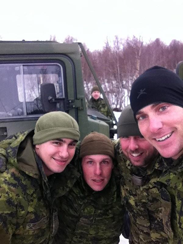 militaryselfie41 Коллекция фотографий солдат из разных стран стала настоящим хитом в социальных сетях