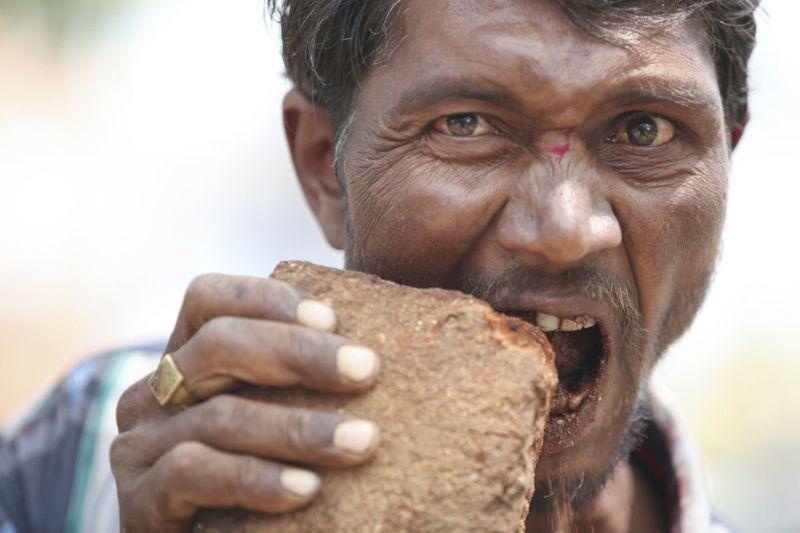 eatingrocks03 Индиец 20 лет питается кирпичами и камнями