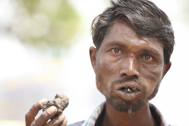 eatingrocks07 Индиец 20 лет питается кирпичами и камнями
