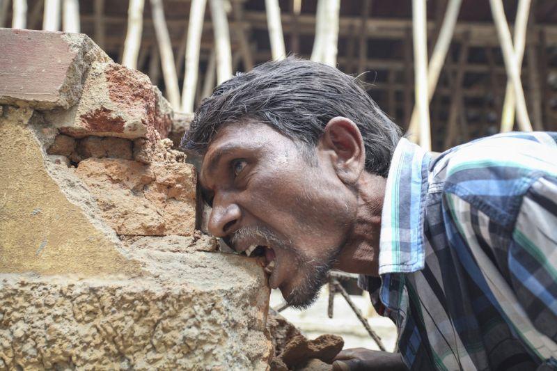 eatingrocks09 Индиец 20 лет питается кирпичами и камнями