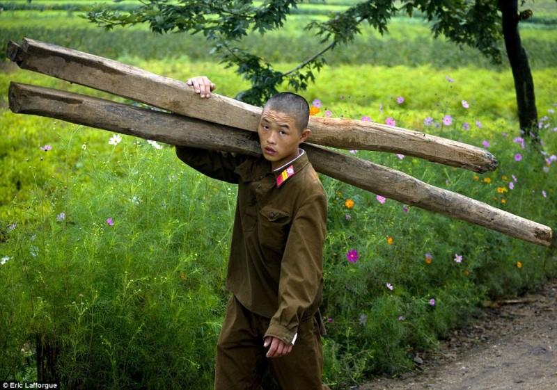 insideNorthKorea01 800x561 Запрещенные фотографии — Северная Корея, снятая скрытой камерой
