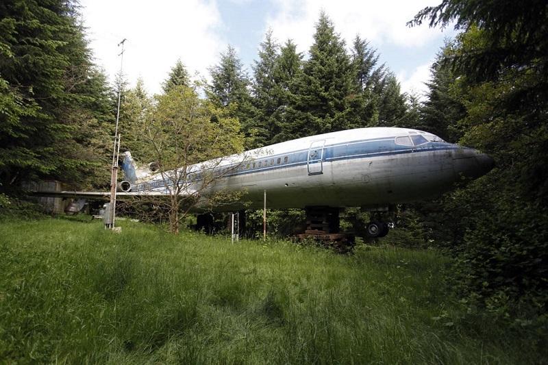 B home 0 Пенсионер построил себе среди леса дом из самолета Boeing 727