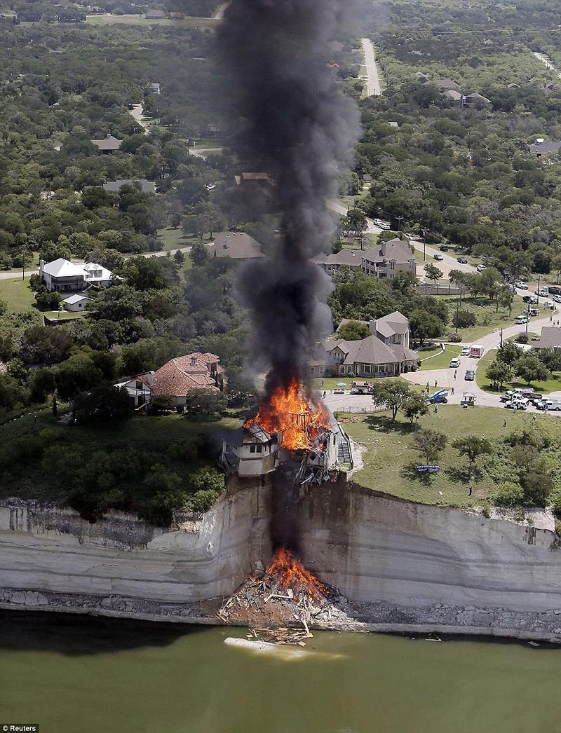 burndown01 Как пара из Техаса эффектно выехала из дома