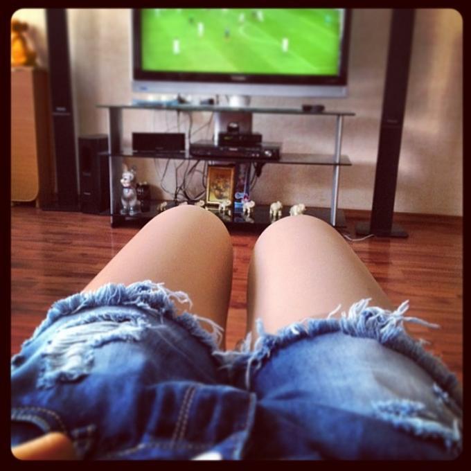 nogki Женские ножки, которые смотрят футбол!