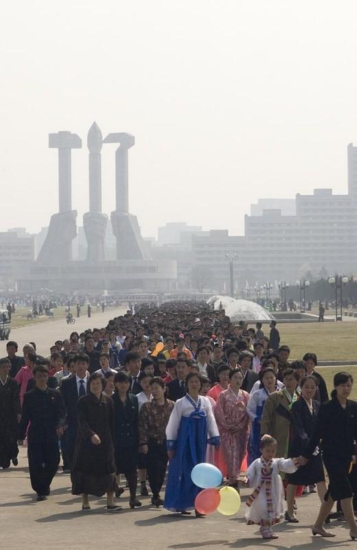 39. На фестивале в честь Ким Чен Ира тысячи северокорейцев стоят в очереди к различным памятникам.