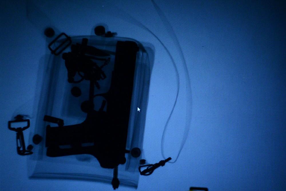 Ножи, пистолеты и шампанское: что возят с собой пассажиры петербургского метрополитена passengerbags07 Ножи, пистолеты и шампанское: что возят с собой пассажиры петербургского метрополитена