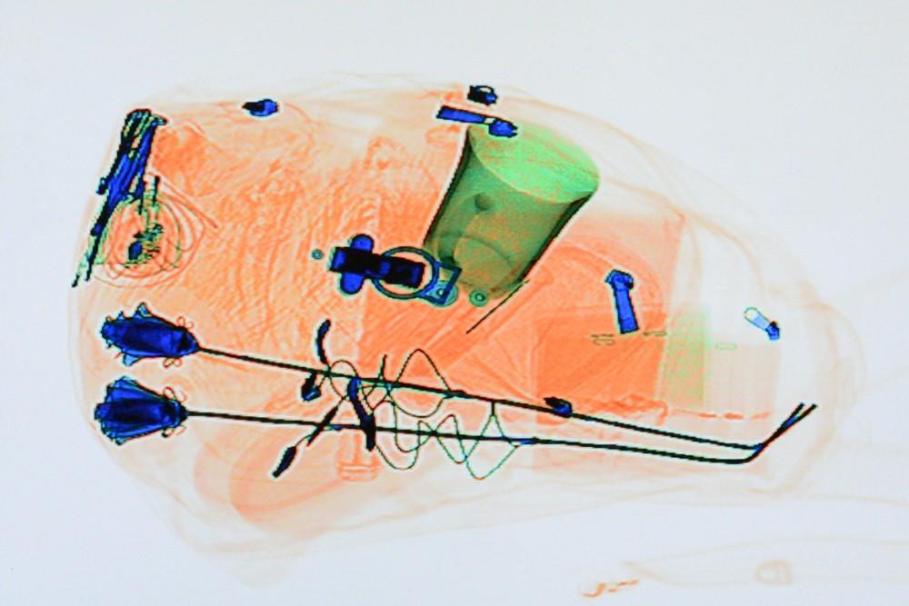 Ножи, пистолеты и шампанское: что возят с собой пассажиры петербургского метрополитена passengerbags09 Ножи, пистолеты и шампанское: что возят с собой пассажиры петербургского метрополитена