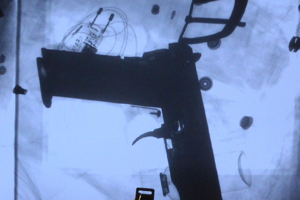 Ножи, пистолеты и шампанское: что возят с собой пассажиры петербургского метрополитена passengerbags11 Ножи, пистолеты и шампанское: что возят с собой пассажиры петербургского метрополитена