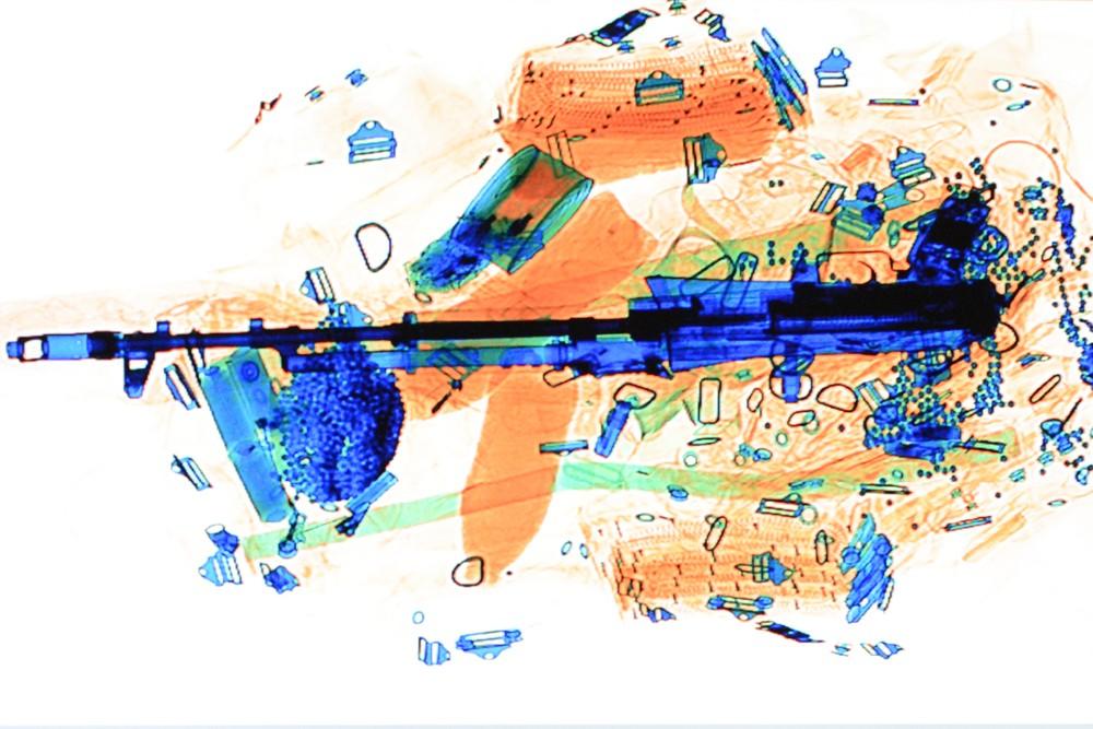 Ножи, пистолеты и шампанское: что возят с собой пассажиры петербургского метрополитена passengerbags13 Ножи, пистолеты и шампанское: что возят с собой пассажиры петербургского метрополитена