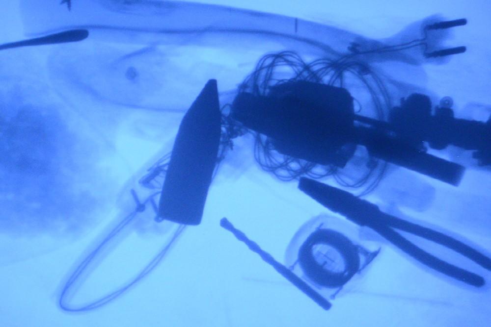 Ножи, пистолеты и шампанское: что возят с собой пассажиры петербургского метрополитена passengerbags15 Ножи, пистолеты и шампанское: что возят с собой пассажиры петербургского метрополитена