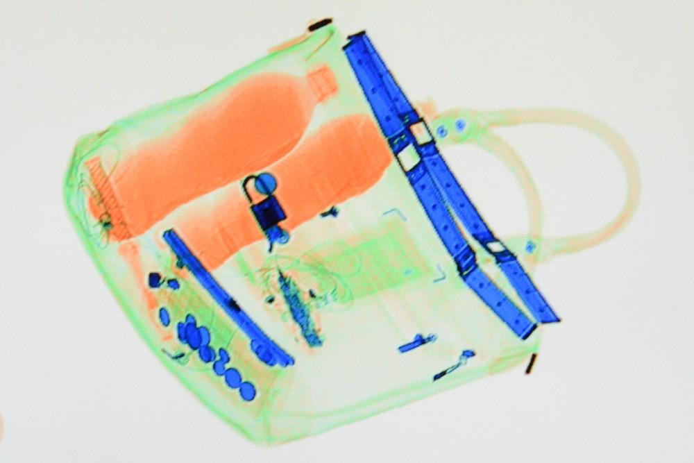 Ножи, пистолеты и шампанское: что возят с собой пассажиры петербургского метрополитена passengerbags17 Ножи, пистолеты и шампанское: что возят с собой пассажиры петербургского метрополитена