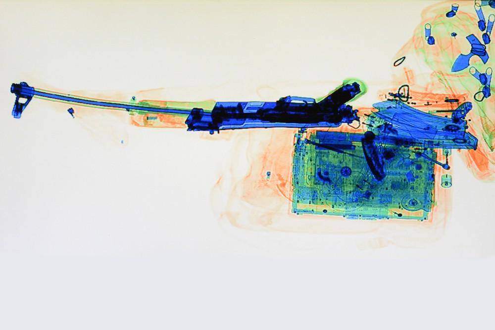 Ножи, пистолеты и шампанское: что возят с собой пассажиры петербургского метрополитена passengerbags19 Ножи, пистолеты и шампанское: что возят с собой пассажиры петербургского метрополитена