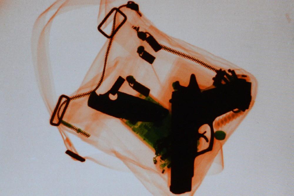 Ножи, пистолеты и шампанское: что возят с собой пассажиры петербургского метрополитена passengerbags21 Ножи, пистолеты и шампанское: что возят с собой пассажиры петербургского метрополитена