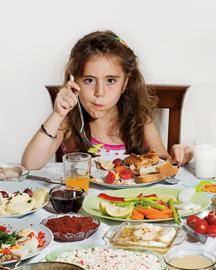 FoodIssue03 Что едят на завтрак дети со всего мира