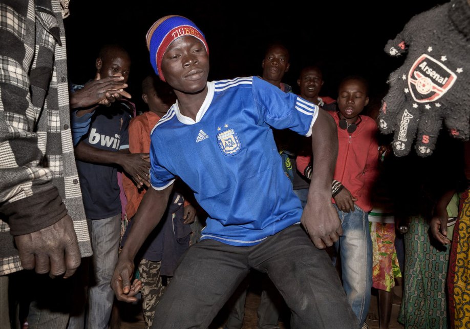 LeCotonnier06 Мы хотим танцевать: Как выглядит сельская дискотека в Африке