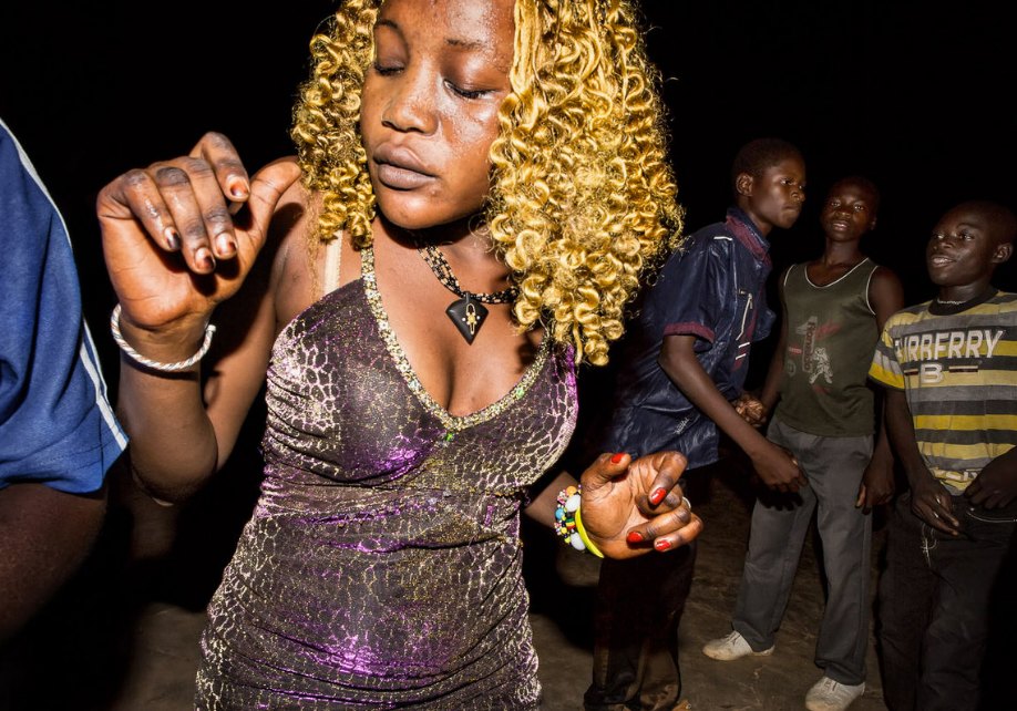 LeCotonnier07 Мы хотим танцевать: Как выглядит сельская дискотека в Африке