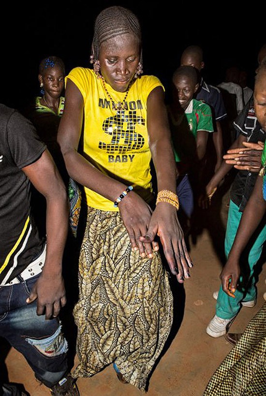 LeCotonnier13 Мы хотим танцевать: Как выглядит сельская дискотека в Африке