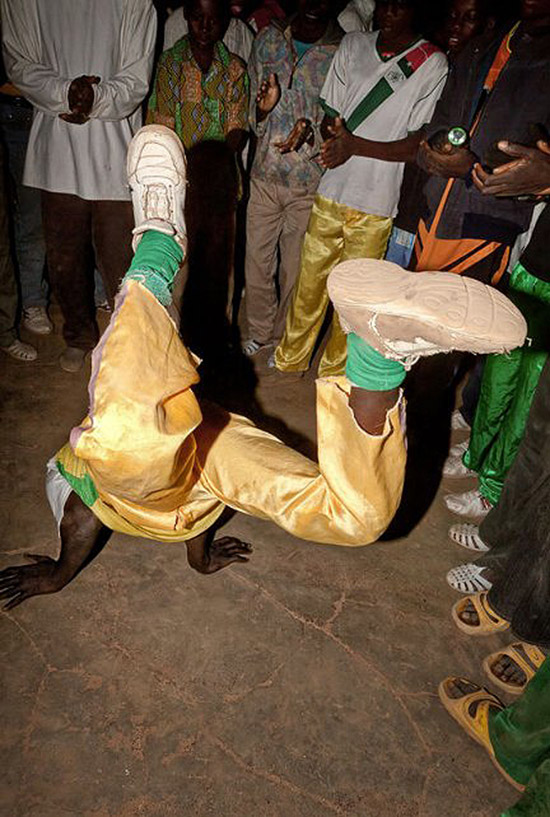 LeCotonnier17 Мы хотим танцевать: Как выглядит сельская дискотека в Африке