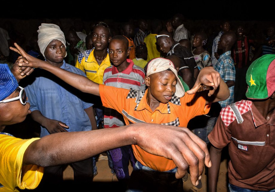 LeCotonnier19 Мы хотим танцевать: Как выглядит сельская дискотека в Африке