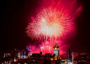 Смотреть Салют на Новый год 2019 в Москве видео Смотреть Салют на Новый год 2019 в Москве видео
