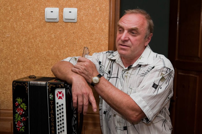В былые советские времена этот самый крупный в союзе завод выпускал 5 000 баянов и аккордеонов в месяц, теперь же только 300. Самая дешевая модель — одноголосая однорядная сувенирная гармонь стоит 5 000 рублей, а концертный многотембровый четырехголосый баян 420 000 (я не ошибся в нулях), ученические от 25-ти.