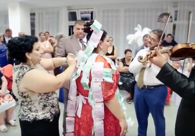 Дорого-богато: цыганская свадьба с платьем за 175 тысяч долларов и дождем из 